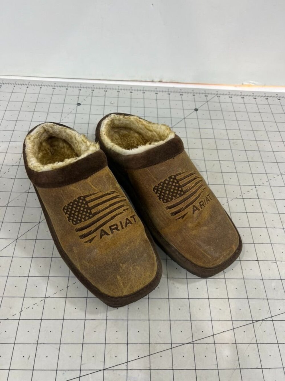 Ariat Men’s Brown Leather Sherpa-Lined Slippers Size 8 American Flag Design - Picture 2 of 6